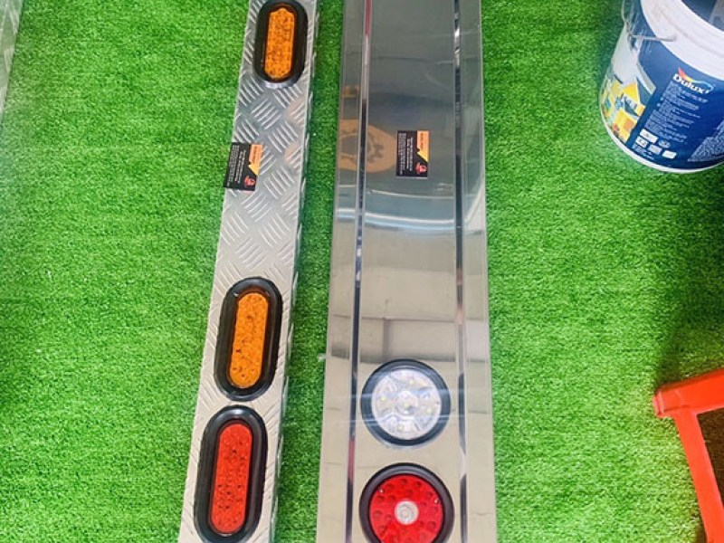 Cản sau trang trí cho xe tải có đèn LED