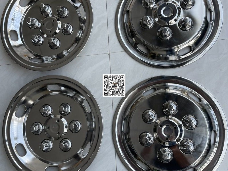 Chụp mâm Inox Ford Transit 16 chỗ 2024 mới nhất
