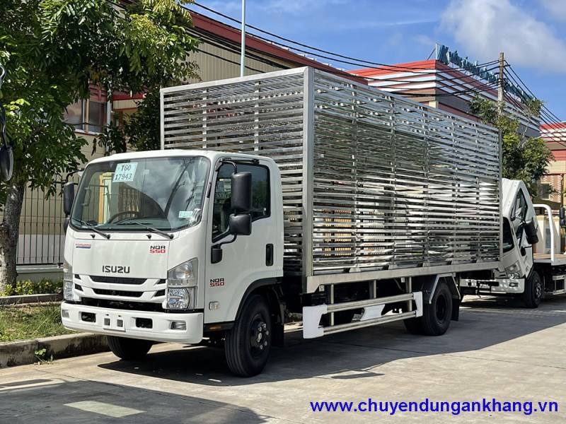 Isuzu NQR 550 75M chở gia cầm sàn lồng