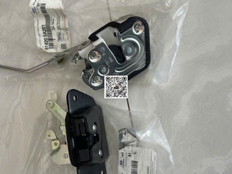 Ổ ngậm cửa lùa Hyundai County 29 chỗ